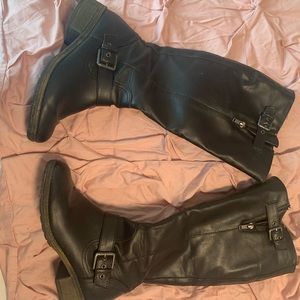 Black winter boots